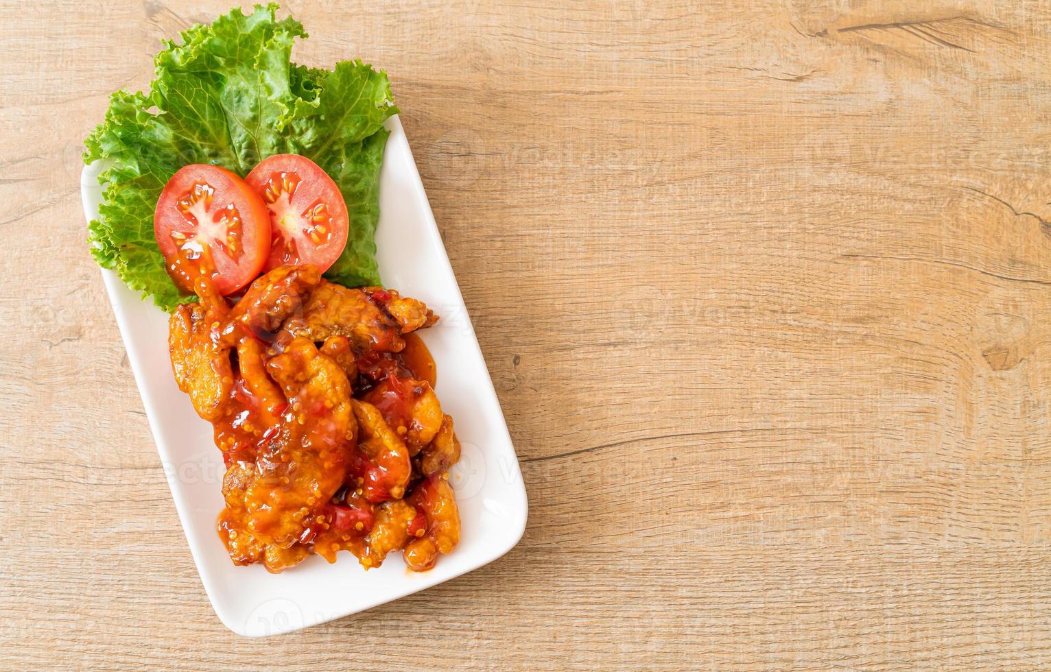 Peixe frito coberto com molho de pimenta de 3 sabores foto