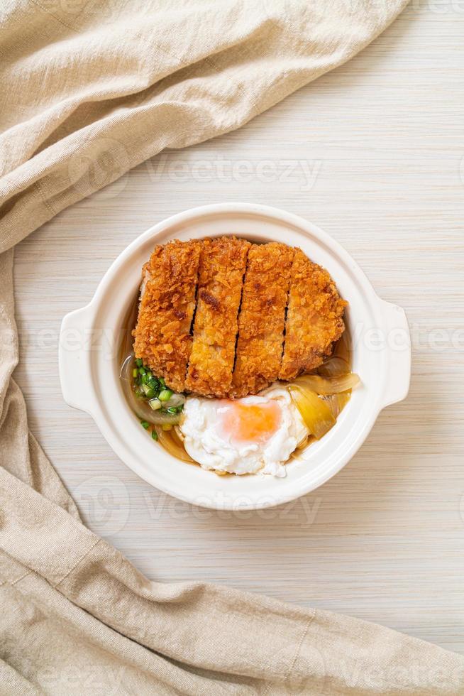 Costeleta de porco frita japonesa com sopa de cebola e ovo foto