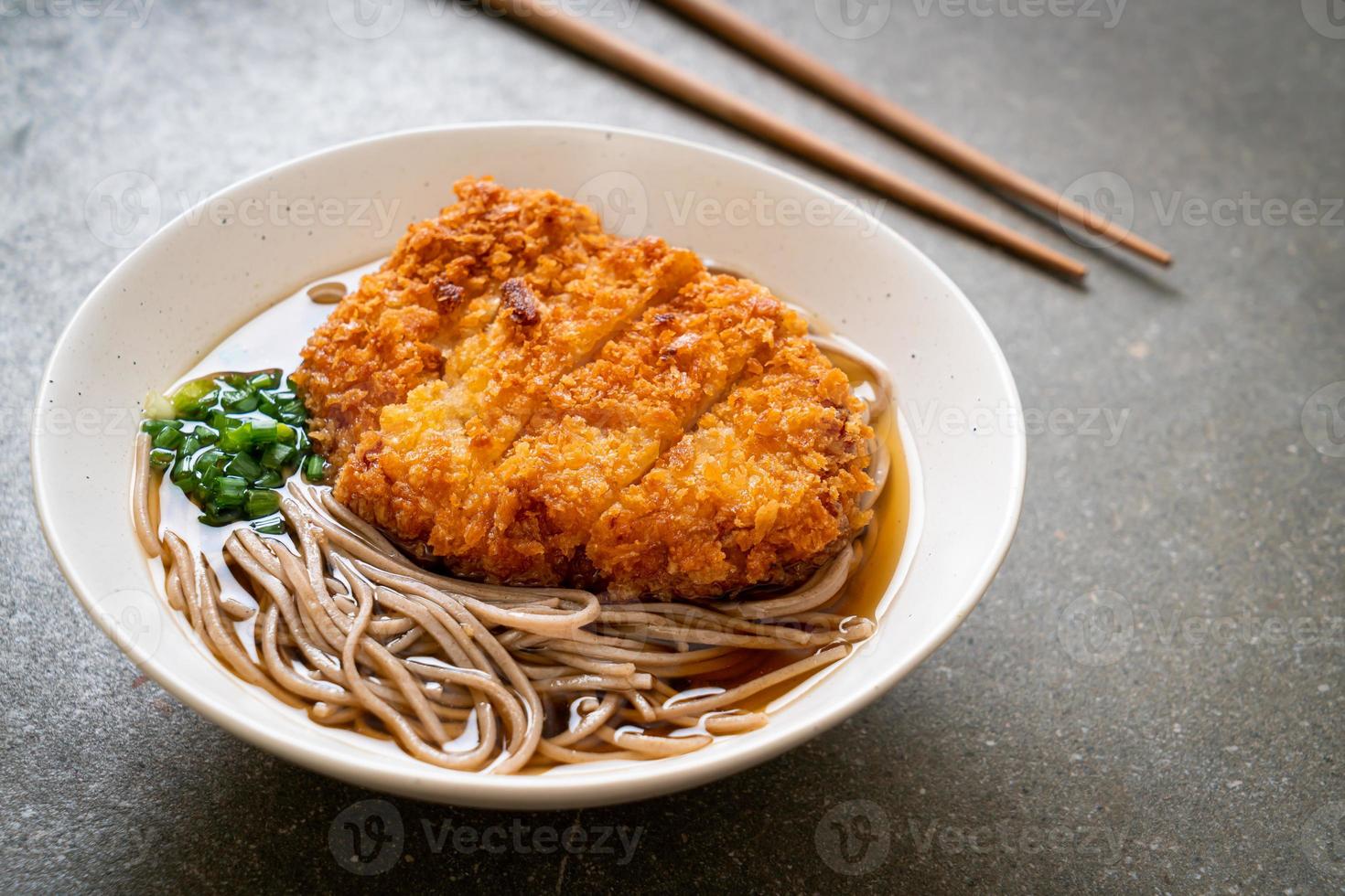 macarrão soba ramen com costeleta de porco frita japonesa foto