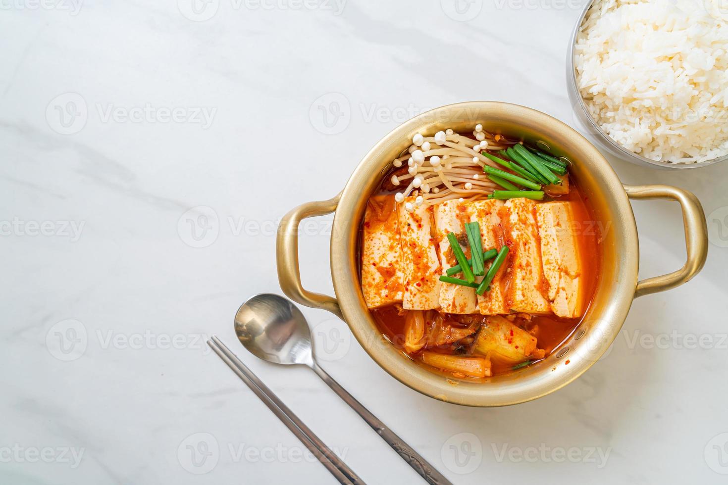 kimchi jjigae ou sopa de kimchi com tofu macio ou ensopado de kimchi coreano foto