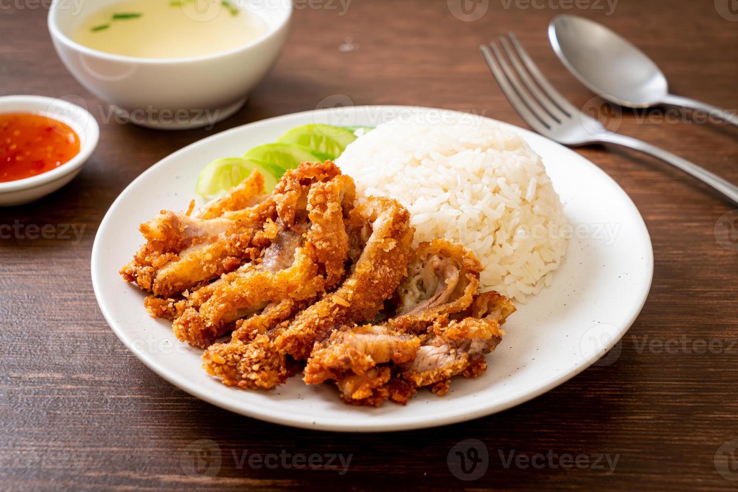 arroz de frango hainanese com frango frito foto