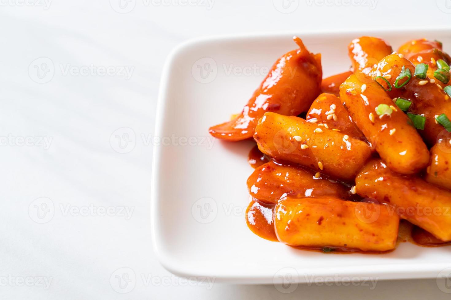 palito de bolo de arroz coreano com salsicha em molho apimentado - tteokbokki foto