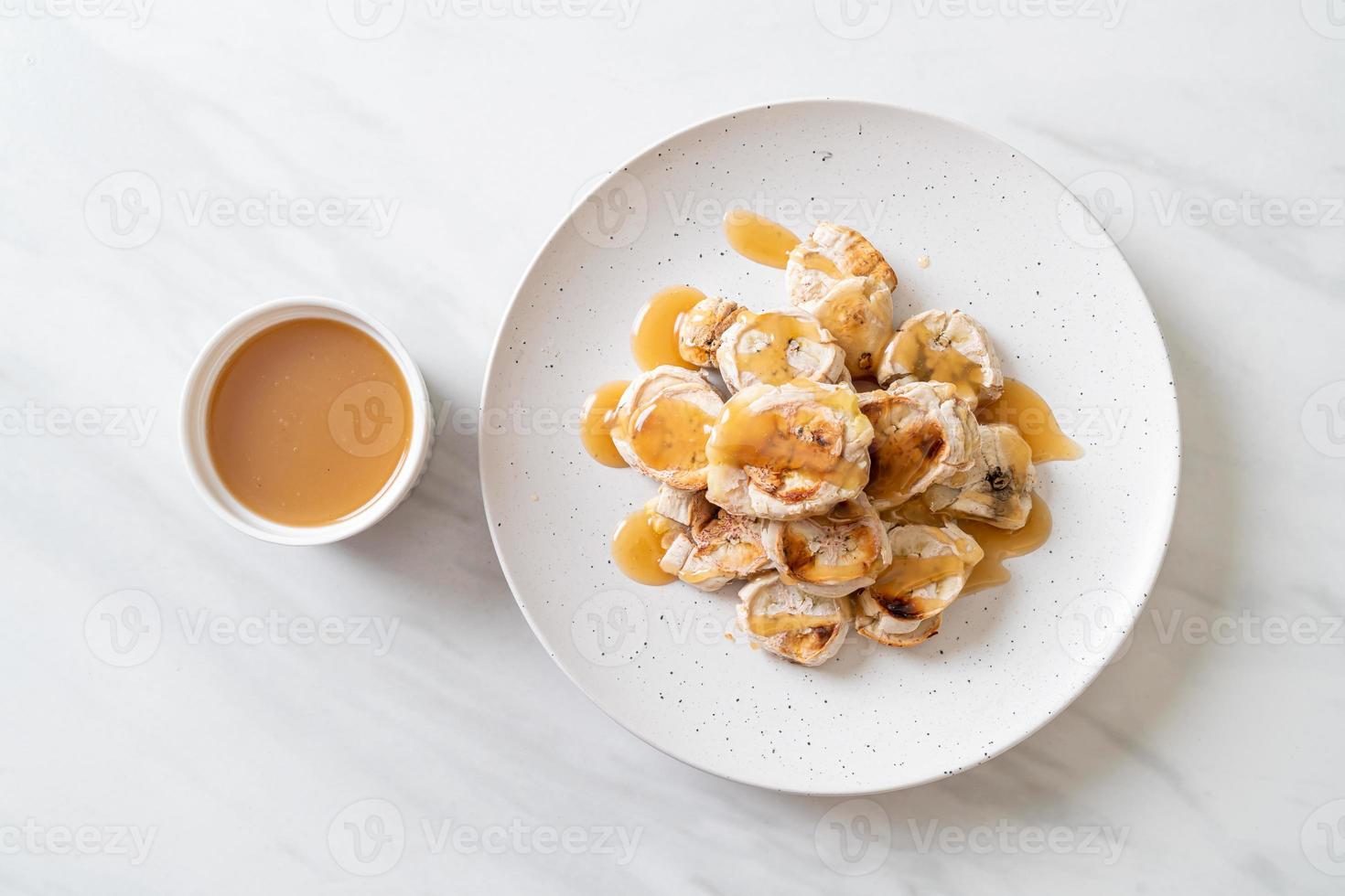 banana grelhada com molho de caramelo foto