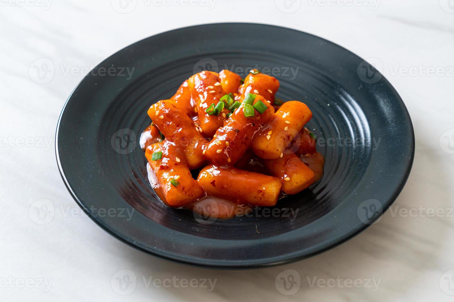 torta de bolo de arroz coreano com molho picante - tteokbokki foto