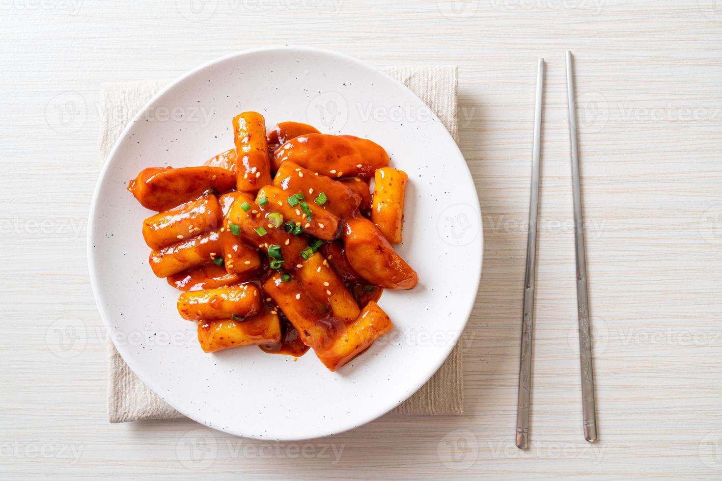 palito de bolo de arroz coreano com salsicha em molho apimentado - tteokbokki foto