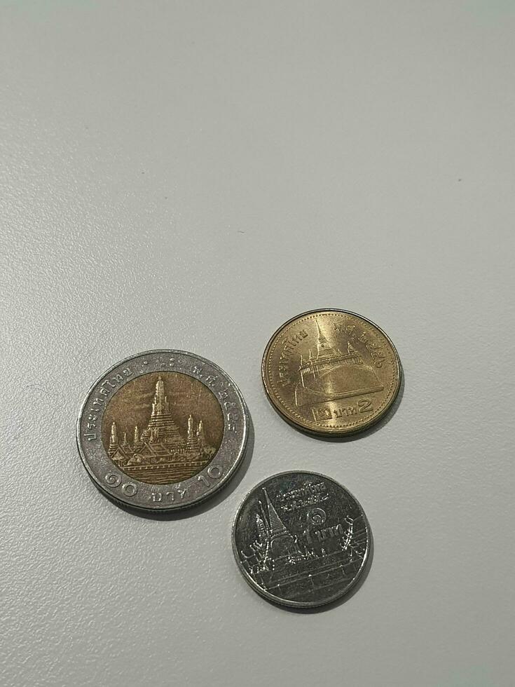 isolado branco foto do 3 baht moedas, 10 centavos, 2 centavos e 1 centavo