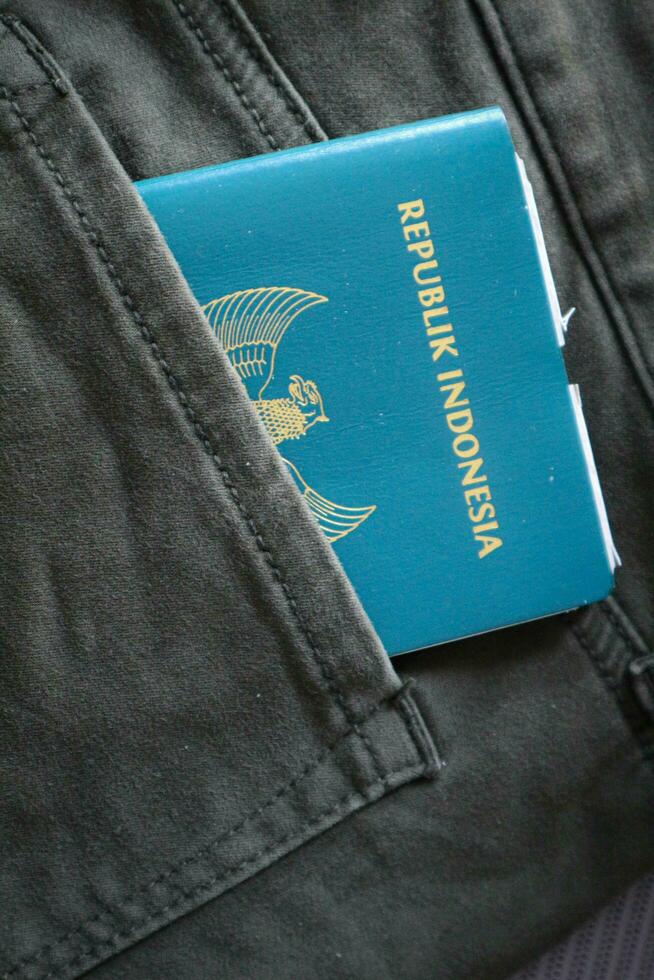 a indonésio cidadania Passaporte dentro uma verde jeans bolso. foto