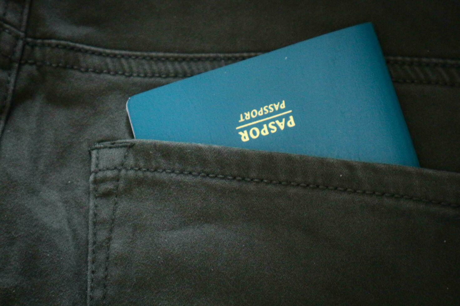 a indonésio cidadania Passaporte dentro uma verde jeans bolso. foto