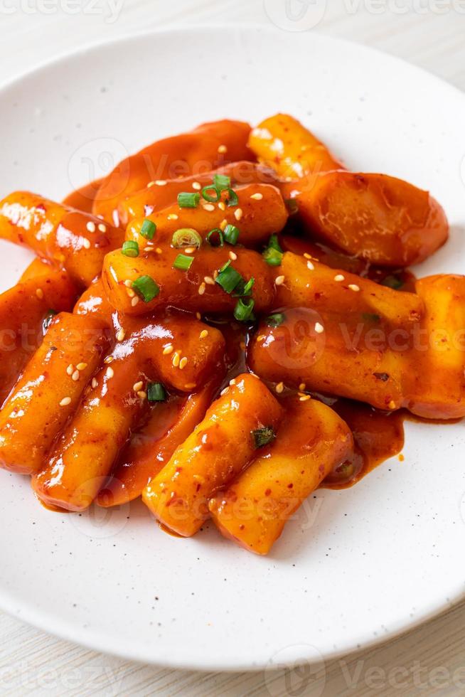 palito de bolo de arroz coreano com salsicha em molho apimentado - tteokbokki foto