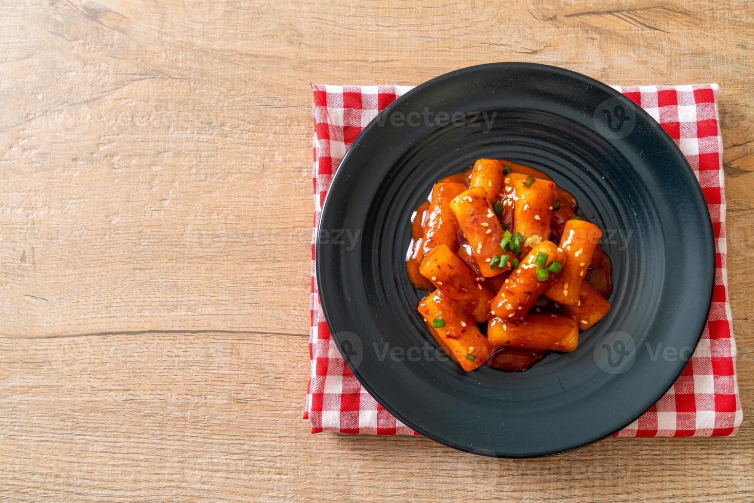 torta de bolo de arroz coreano com molho picante - tteokbokki foto