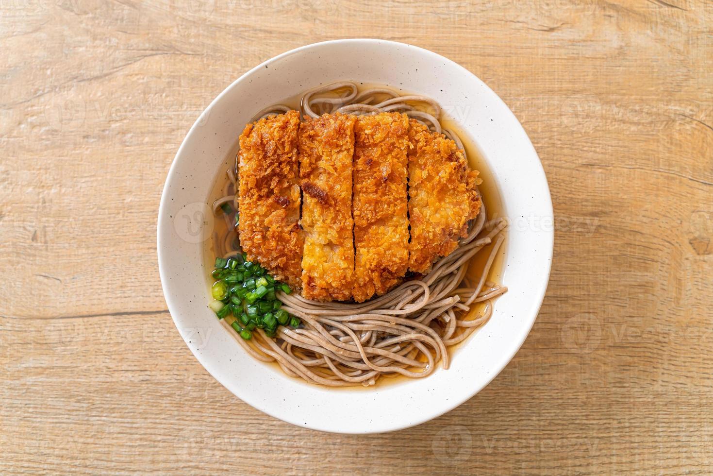 macarrão soba ramen com costeleta de porco frita japonesa foto