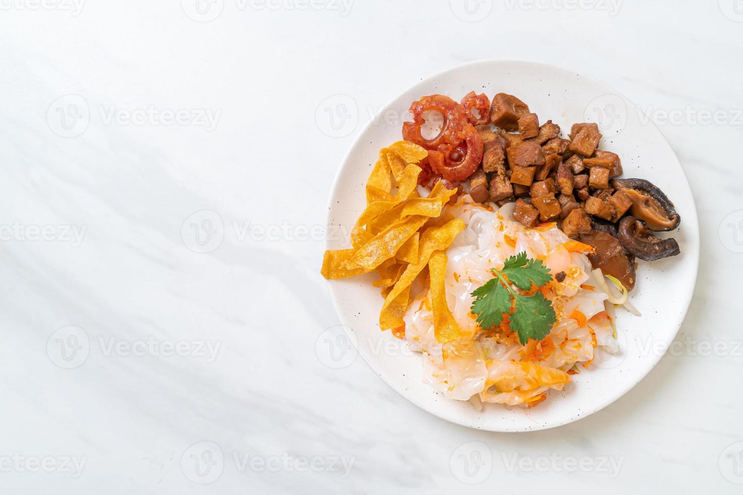 macarrão chinês de arroz cozido no vapor com carne de porco e tofu em molho de soja doce foto