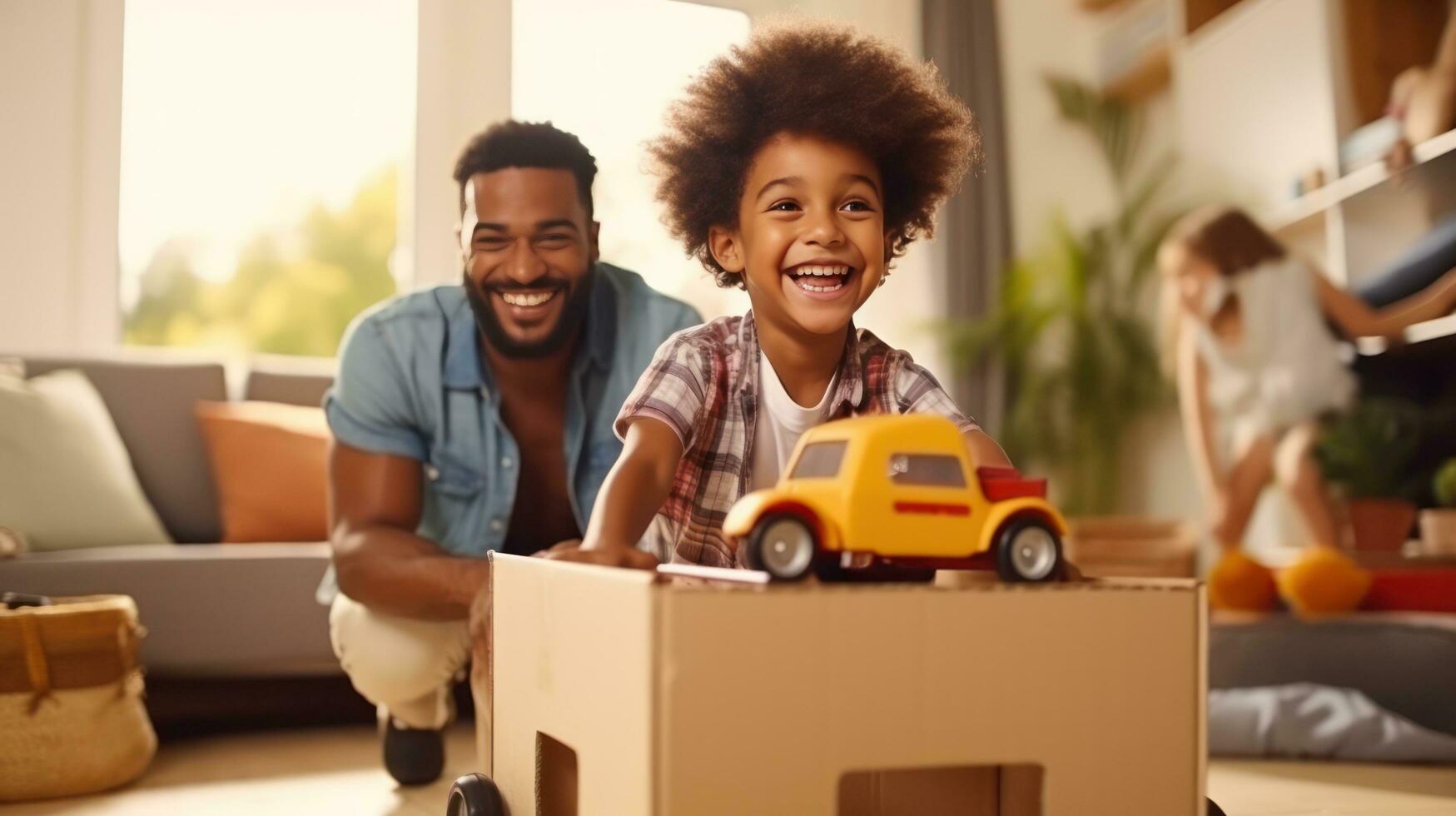 pai, filho e jogando às casa com fingir carro dentro uma caixa em comovente dia dentro Novo propriedade foto