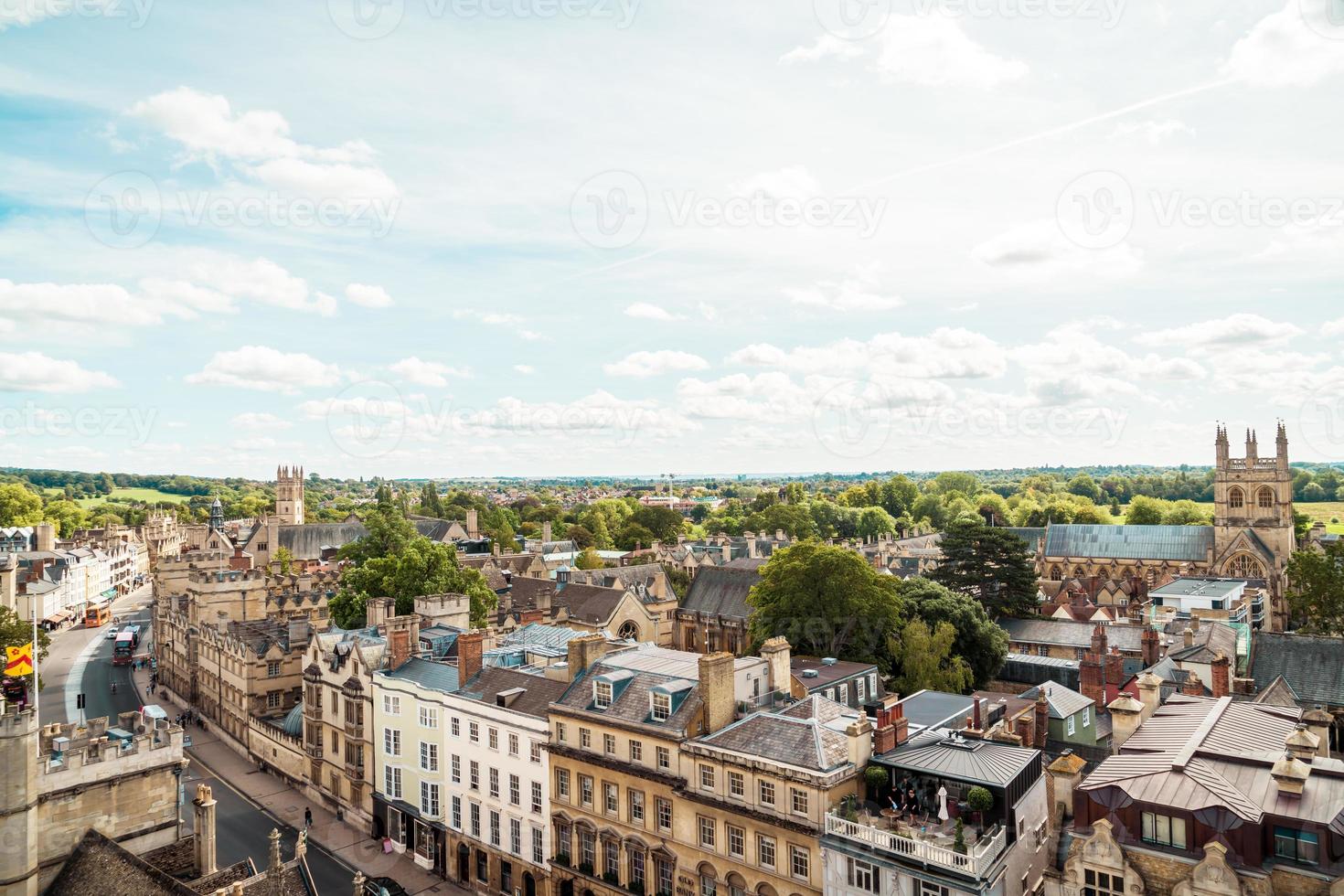 oxford, reino unido - 29 de agosto de 2019 - vista de alto ângulo da rua principal de oxford foto