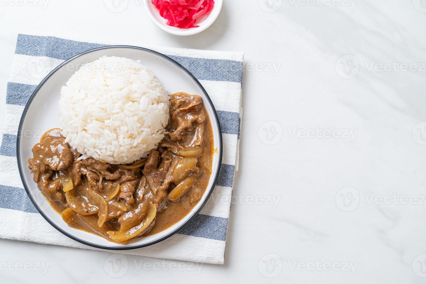 arroz curry de carne fatiada foto