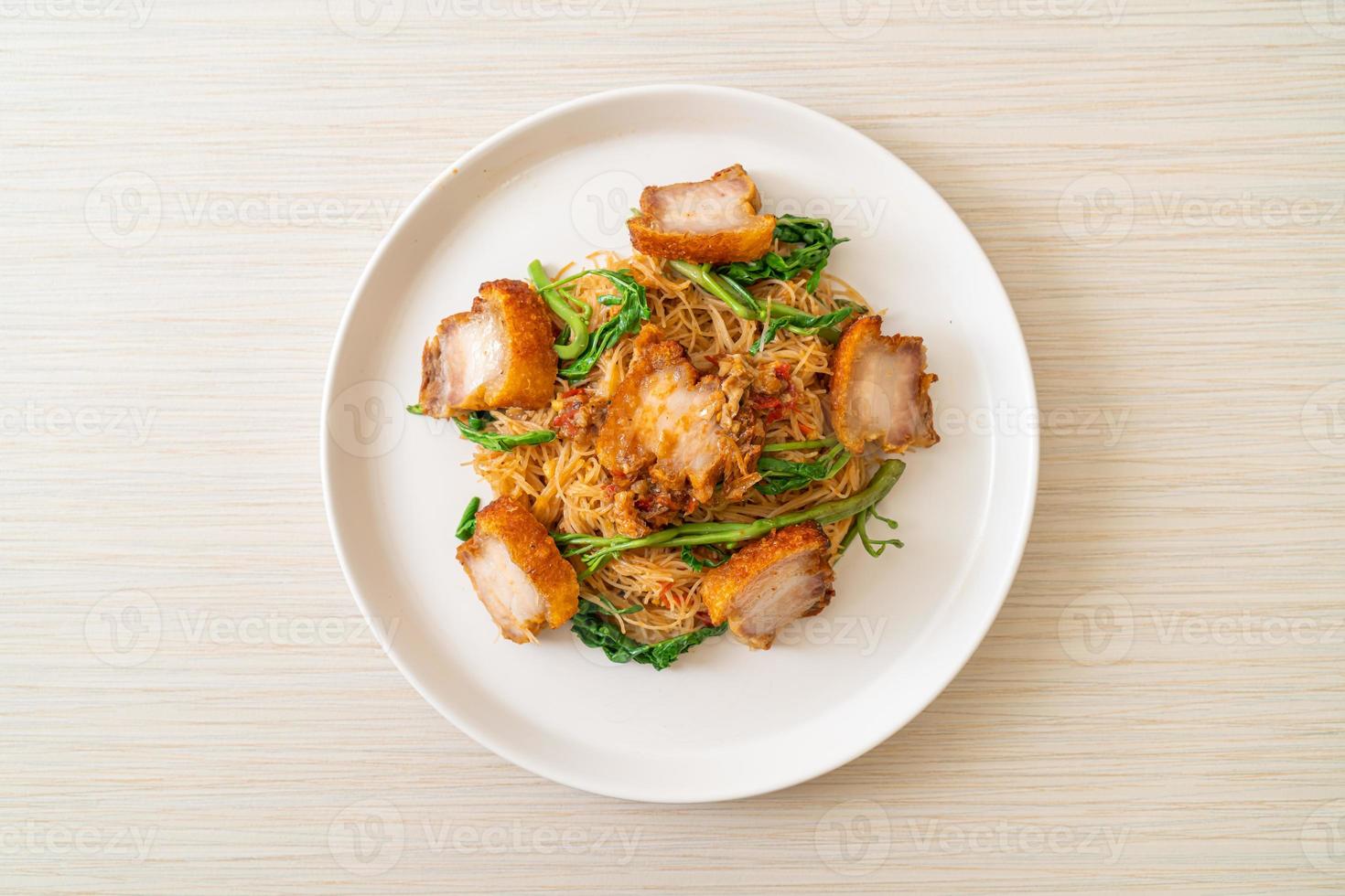 Aletria de arroz frito e mimosa de água com barriga de porco crocante foto