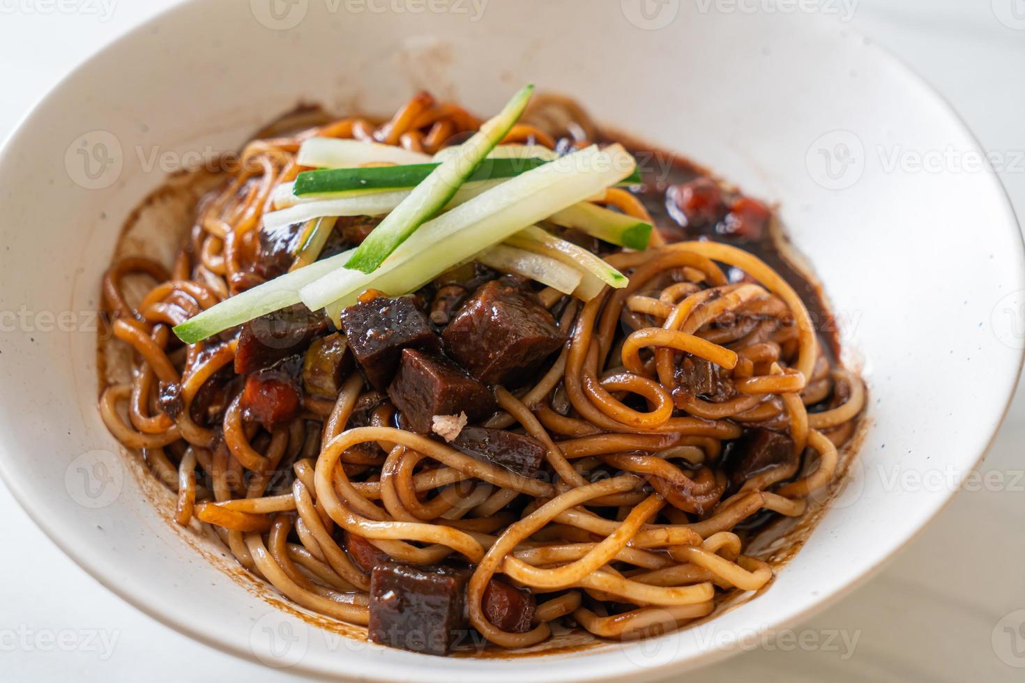 jajangmyeon ou jjajangmyeon é macarrão coreano com molho preto foto