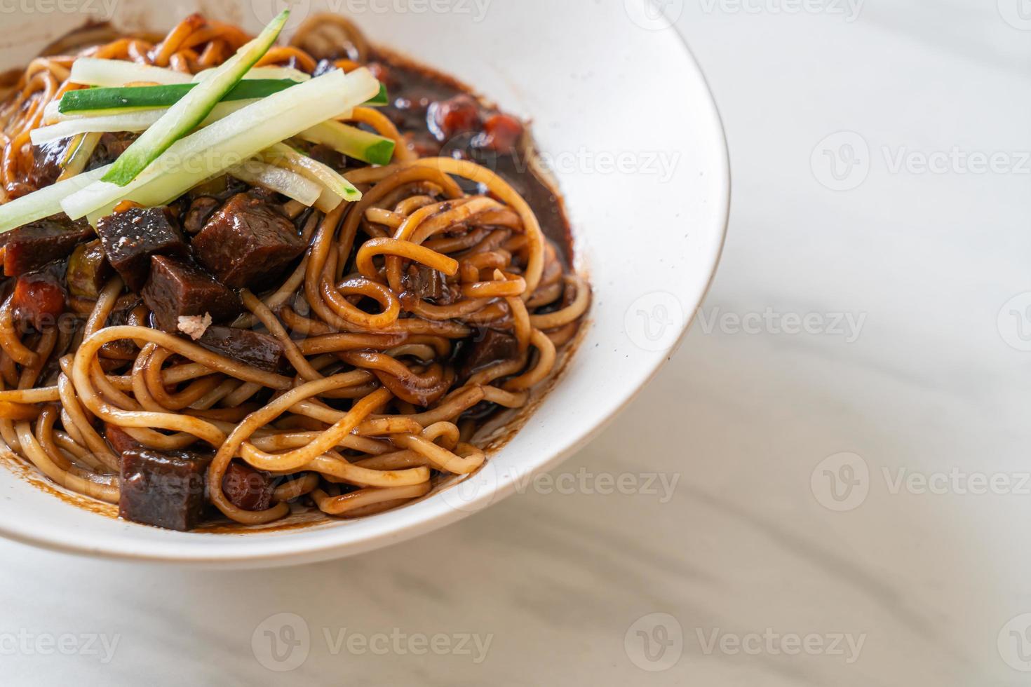 jajangmyeon ou jjajangmyeon é macarrão coreano com molho preto foto