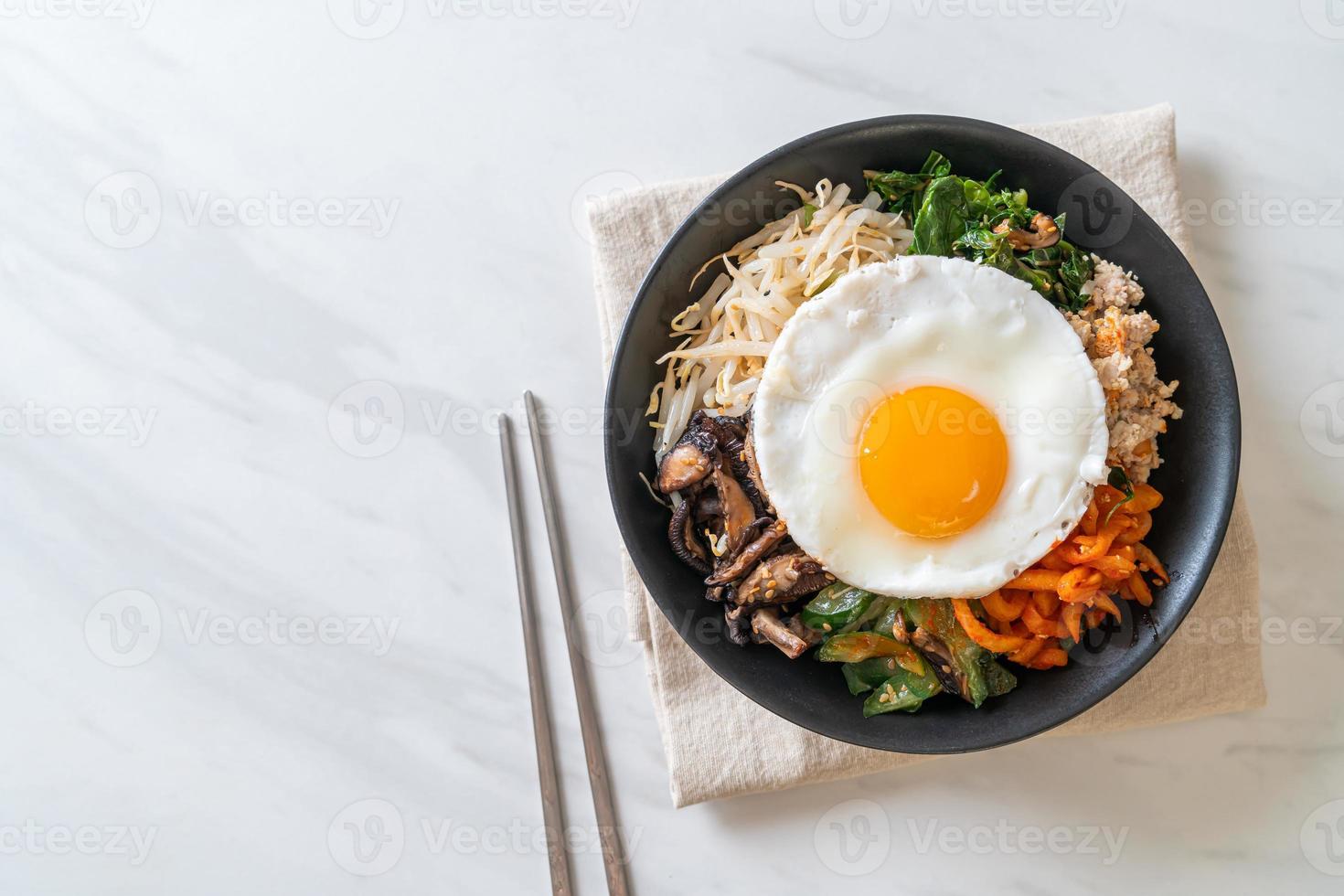 Salada picante coreana com arroz - comida tradicional coreana, bibimbap foto