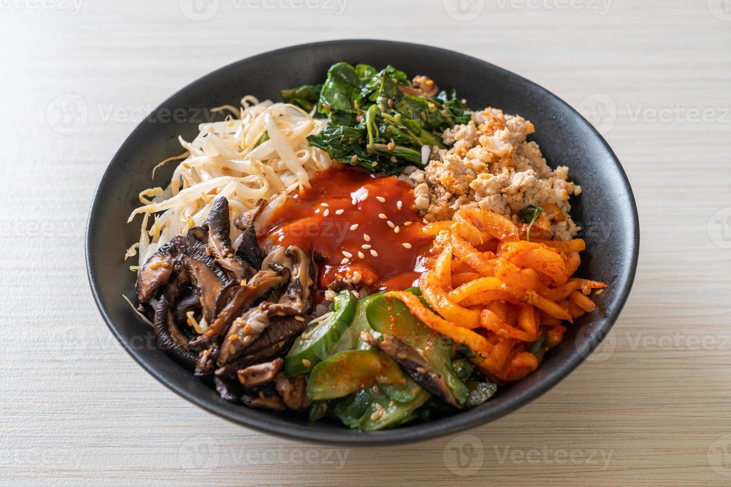 Salada picante coreana com arroz - comida tradicional coreana, bibimbap foto