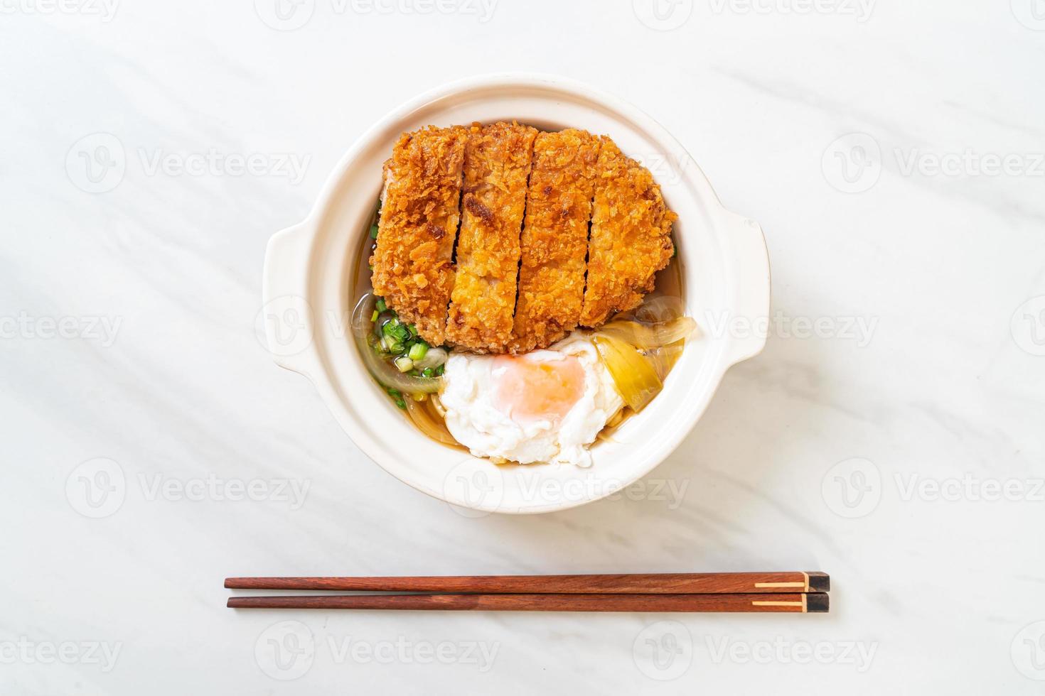 Costeleta de porco frita japonesa com sopa de cebola e ovo foto