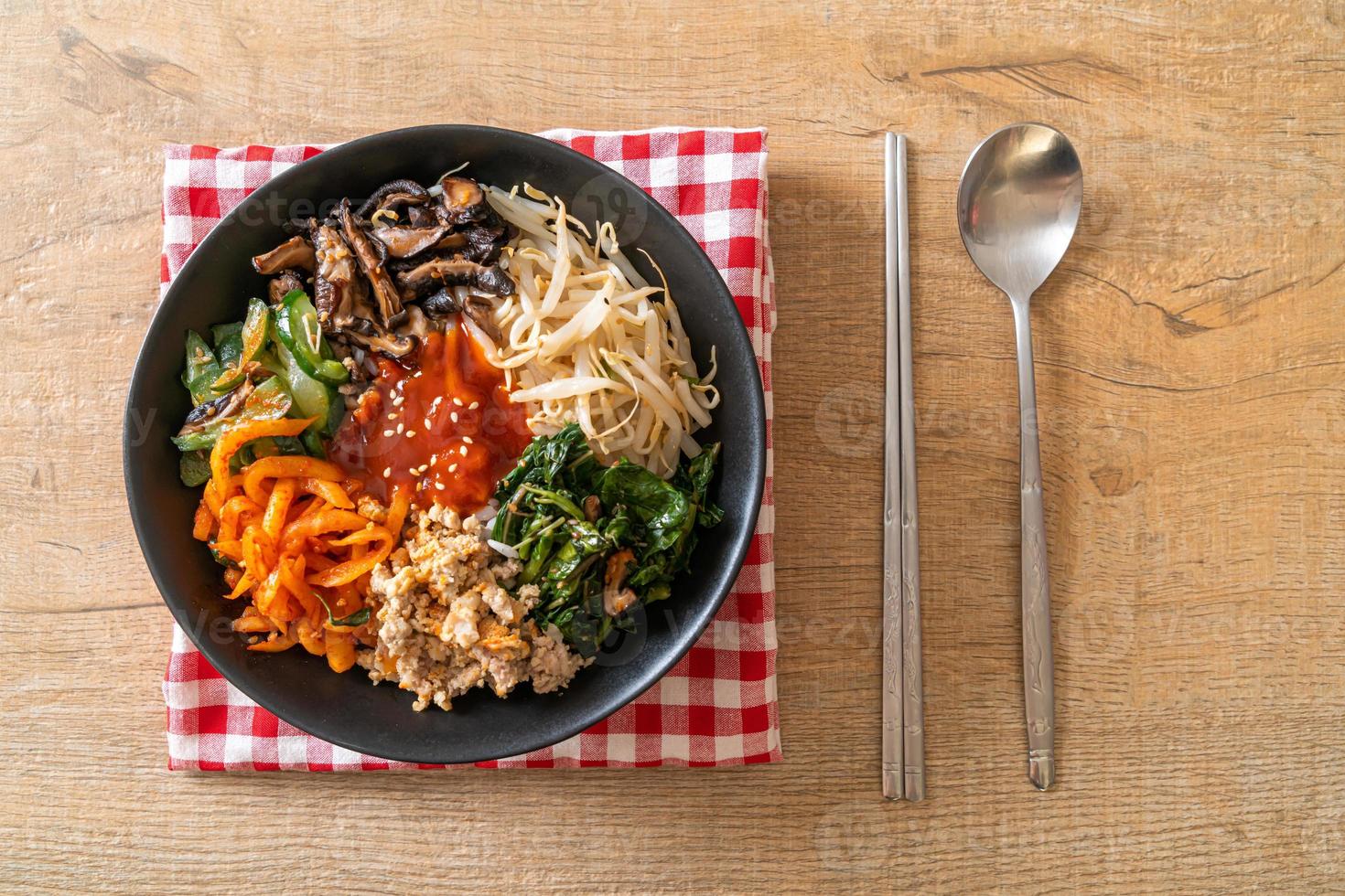 Salada picante coreana com arroz - comida tradicional coreana, bibimbap foto