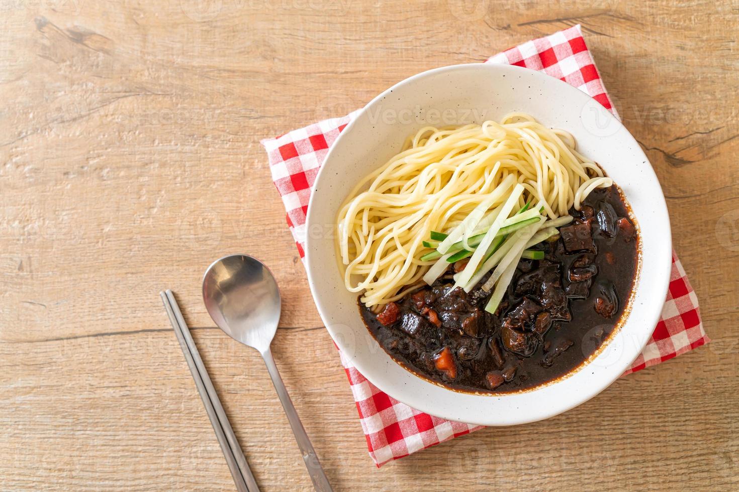 jajangmyeon ou jjajangmyeon é macarrão coreano com molho preto foto