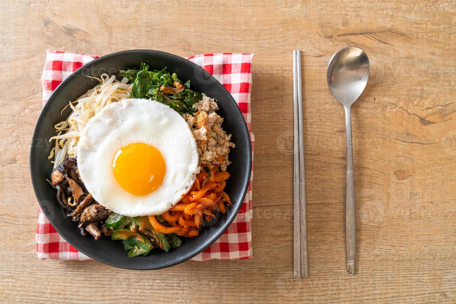 Salada picante coreana com arroz - comida tradicional coreana, bibimbap foto