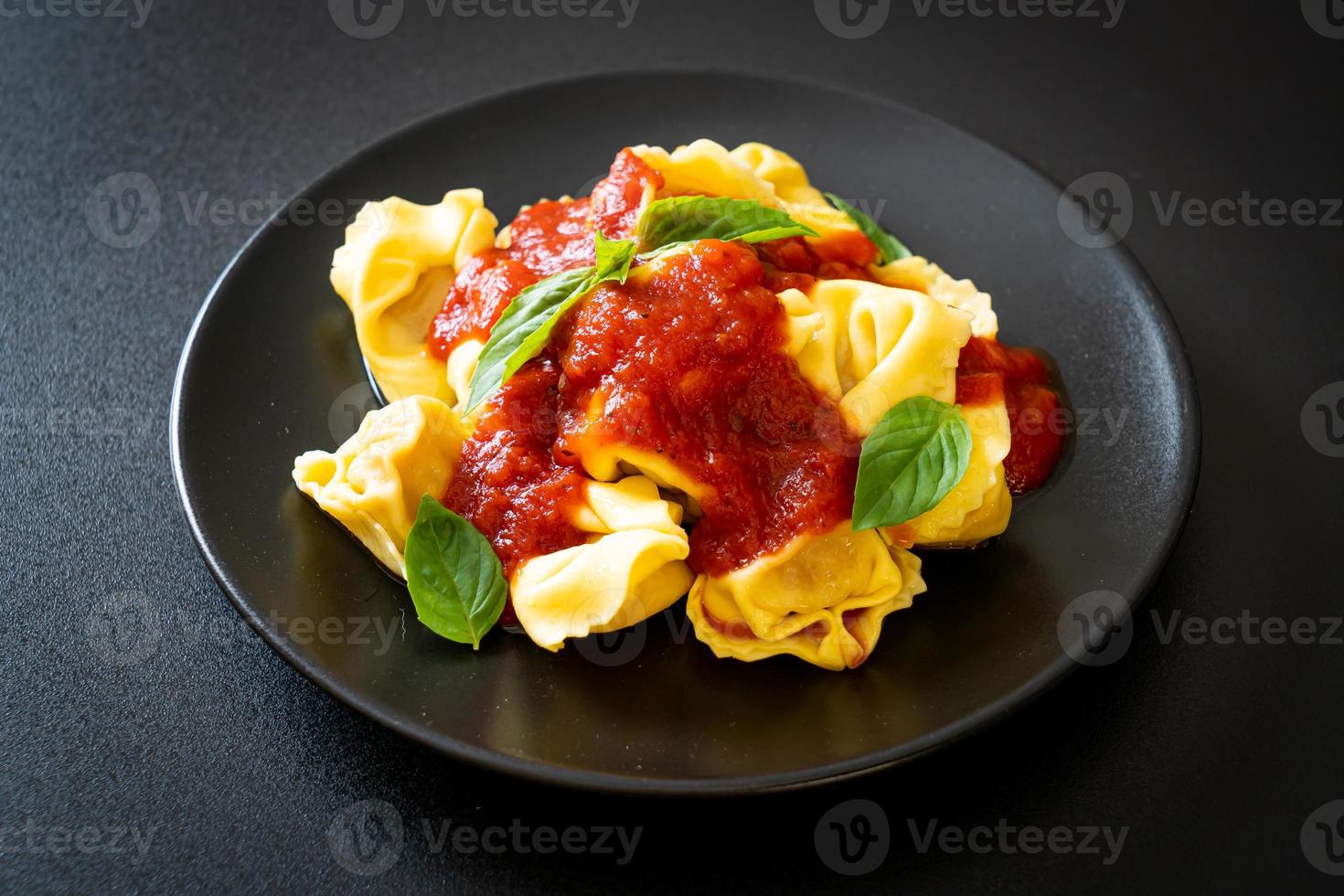 macarrão tortellini italiano com molho de tomate foto