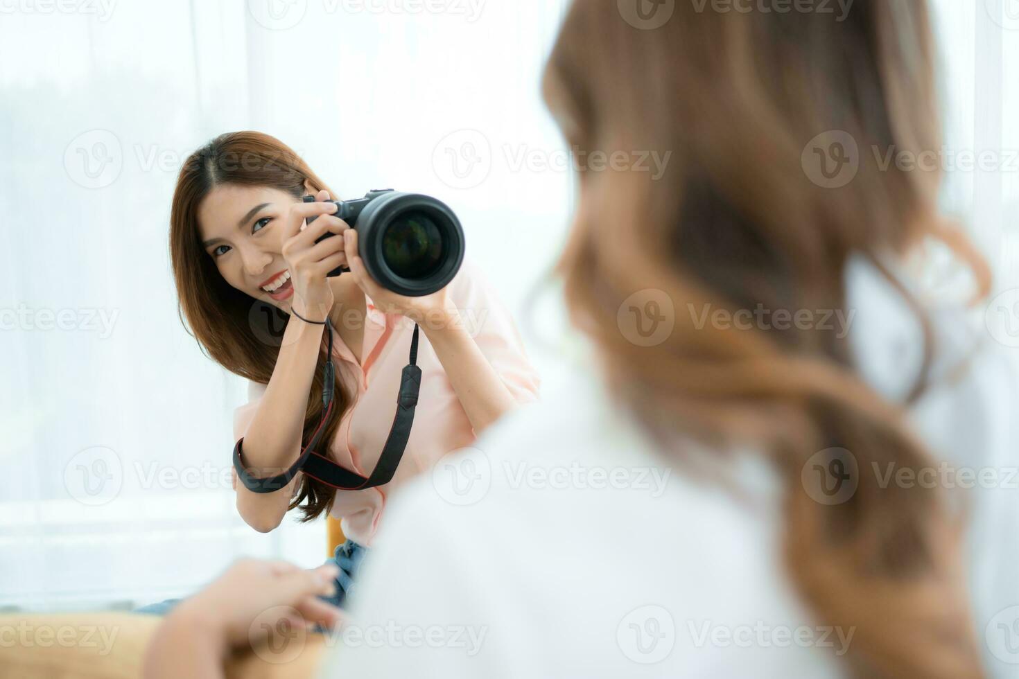 lindo ásia mulher fotógrafo levando cenário com profissional Câmera às casa foto