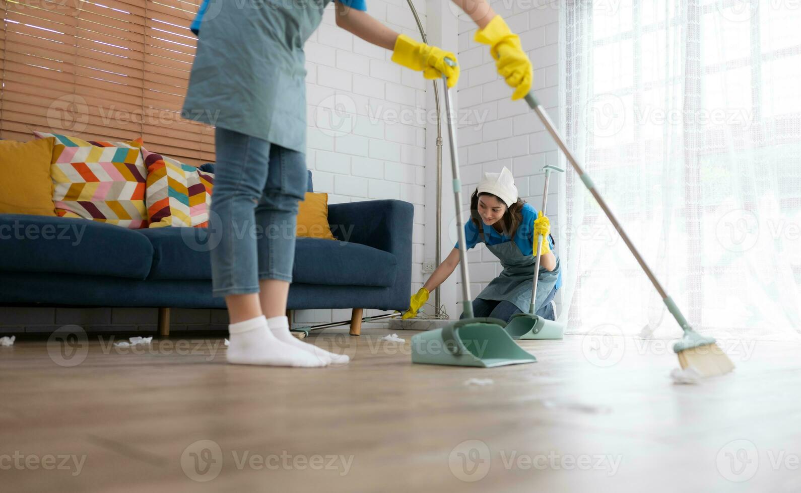 limpeza serviço. cabelos escuros mulher vestindo uma branco chapéu e amarelo luvas limpeza a chão foto