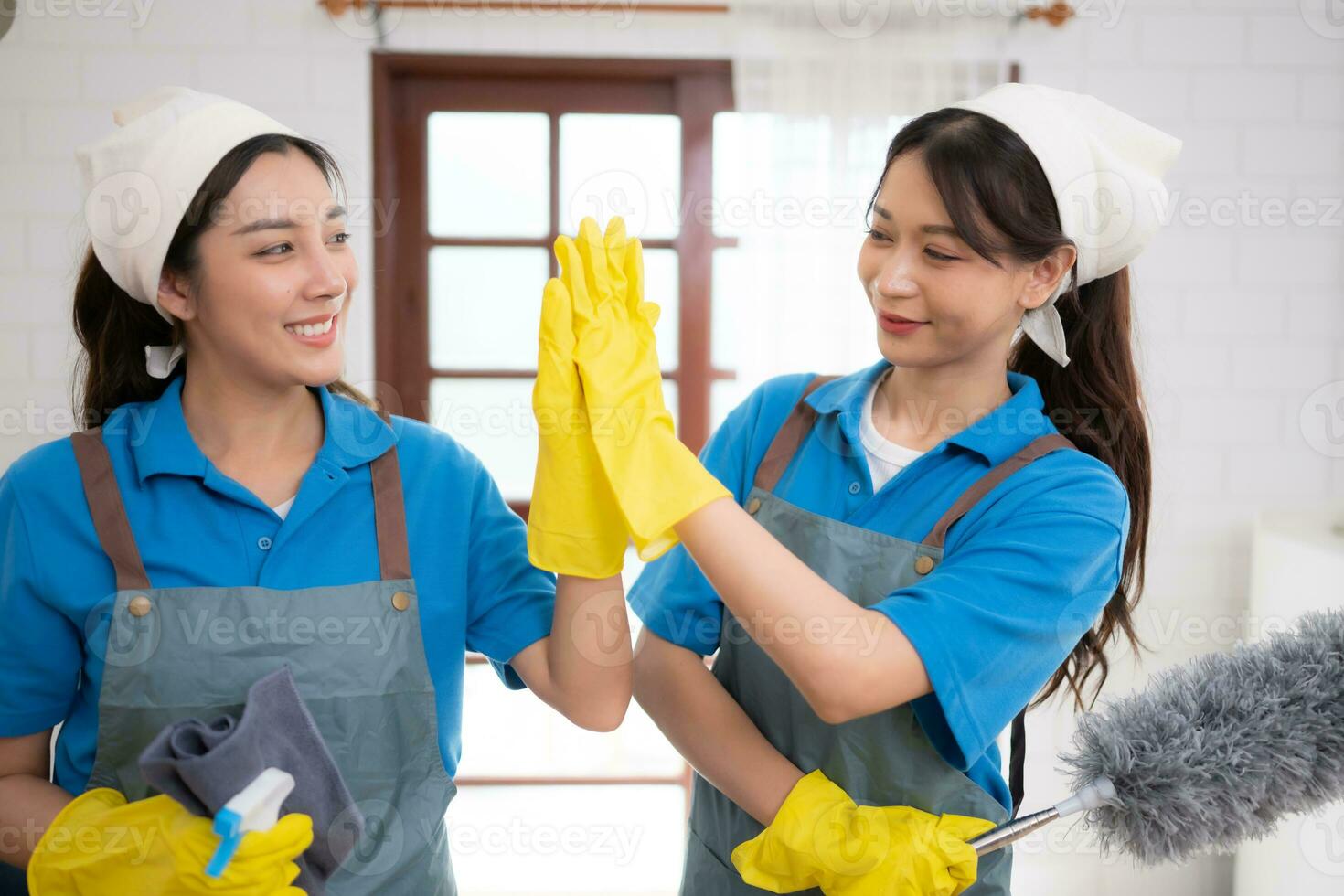 retrato do ásia fêmea limpeza serviço funcionários dentro uniforme e borracha luvas, tarefas domésticas conceito foto
