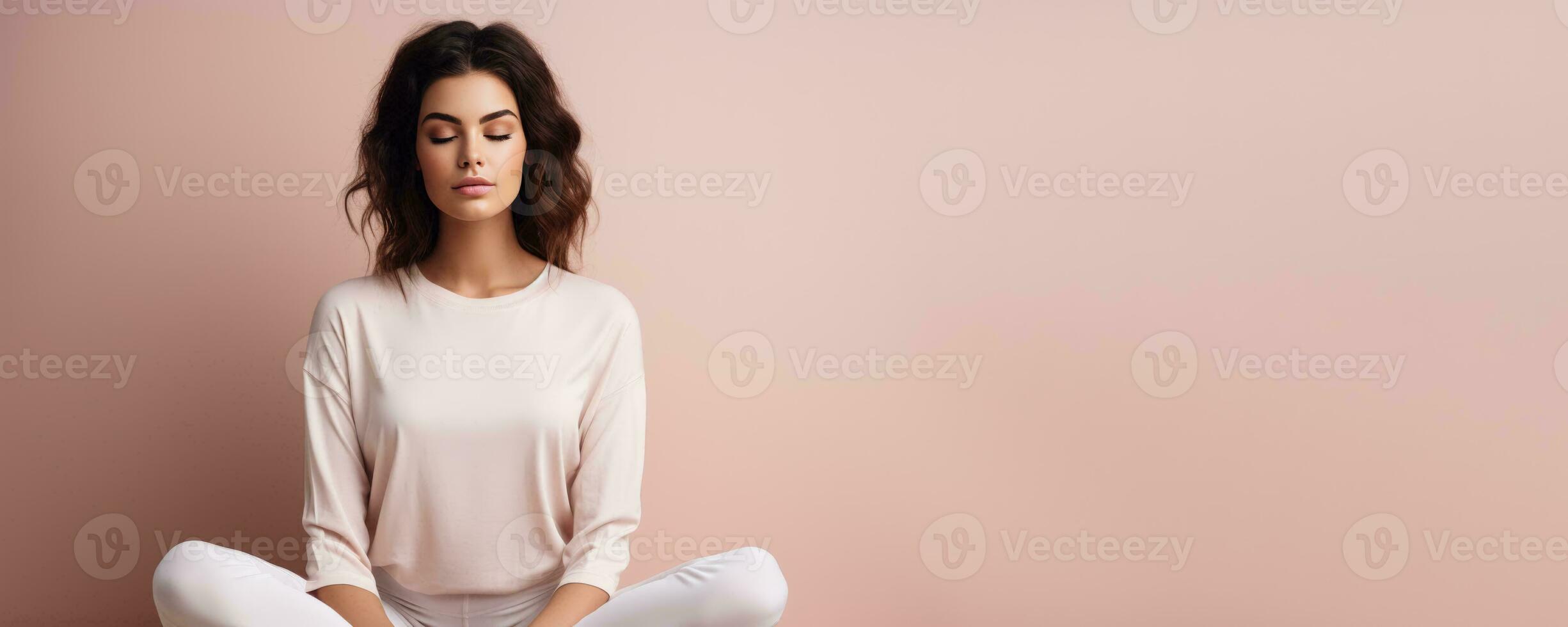 lindo jovem mulher meditando em sólido pastel fundo foto