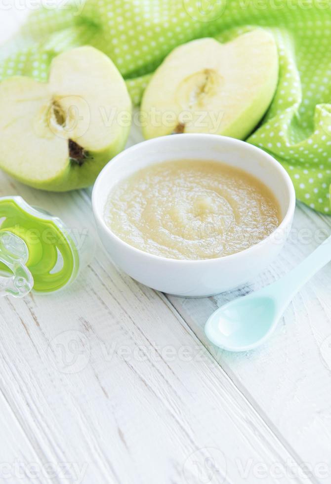 tigela com comida de bebê de frutas e maçãs foto