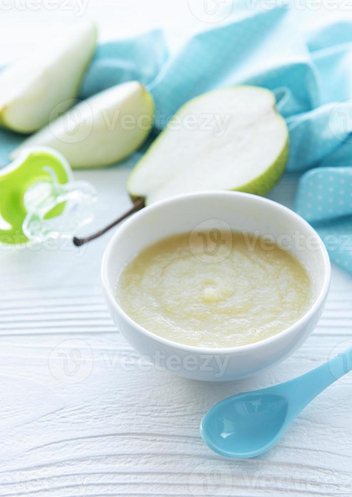 tigela com papinha de fruta e peras foto