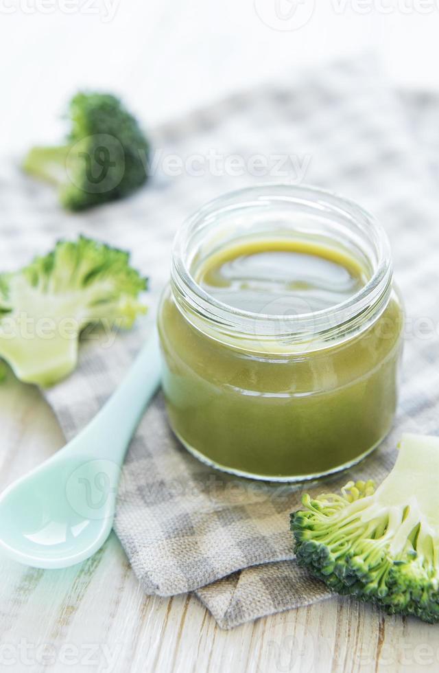 comida de bêbe. purê de brócolis verde orgânico com ingredientes. foto