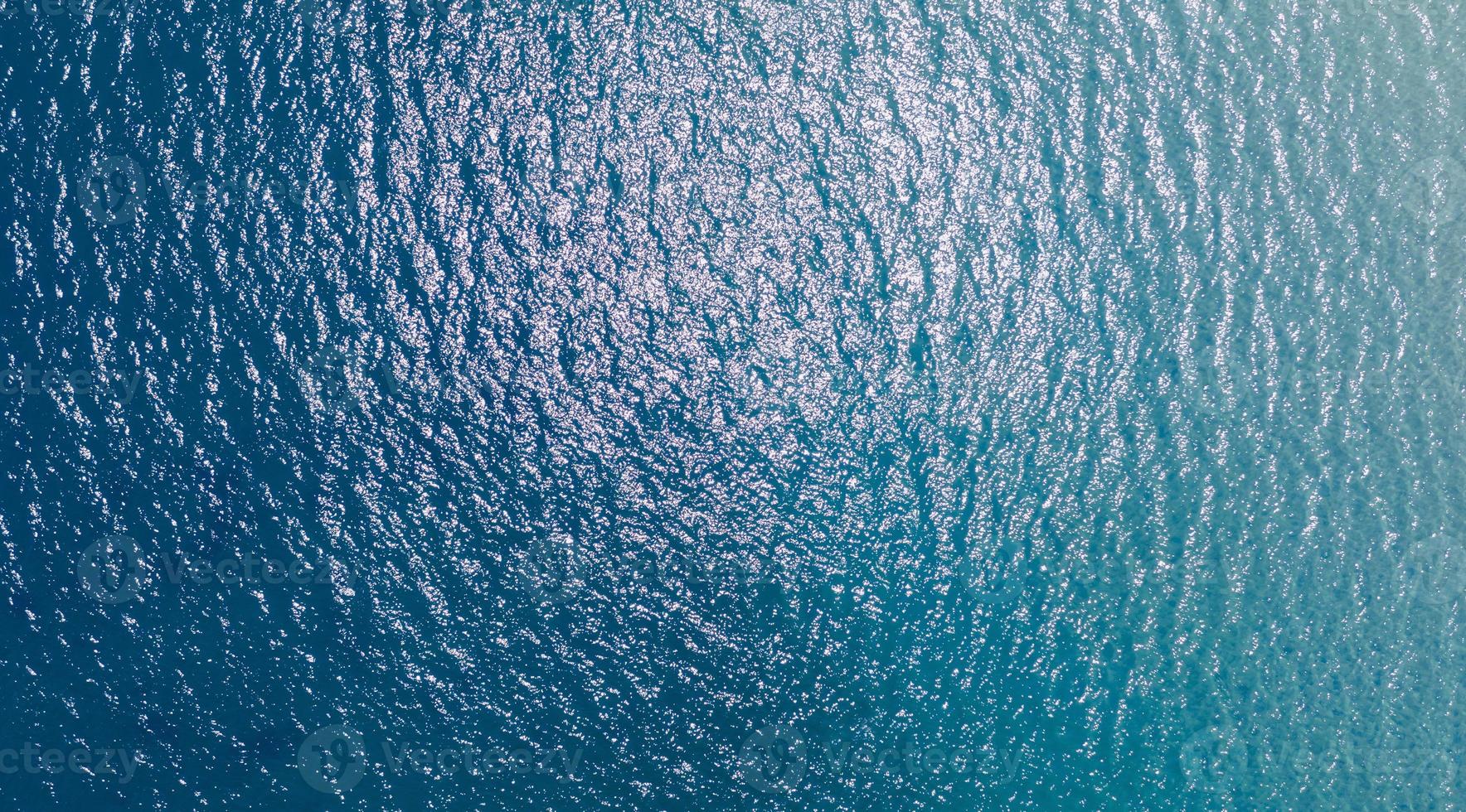 vista aérea superior da superfície azul do oceano foto