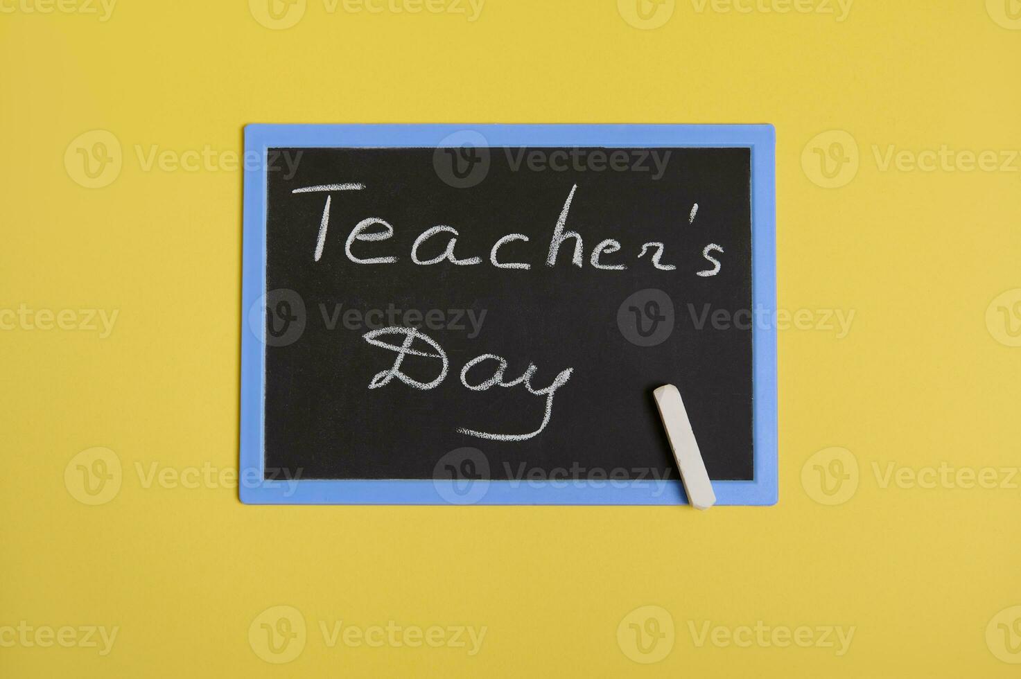 plano deitar do uma quadro-negro com inscrição professores dia em uma amarelo fundo com espaço para texto foto