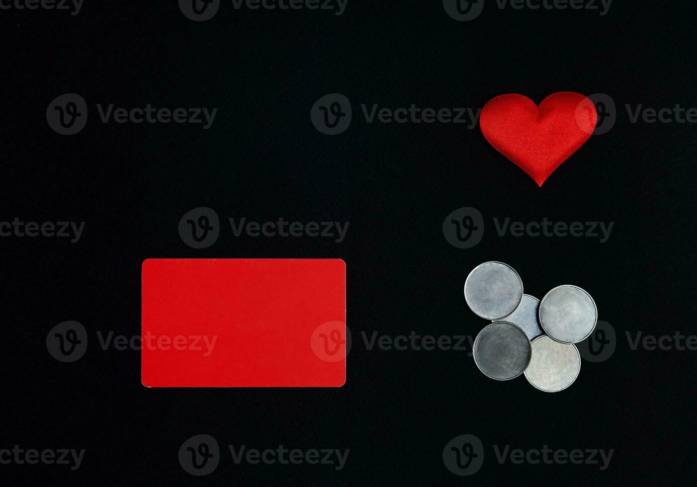 uma horizontal vermelho retângulo, vermelho coração e dinheiro moedas em uma Preto backgroundst. dia dos namorados dia conceito. fronteira, cópia de espaço, topo visualizar, celebração, feriado foto