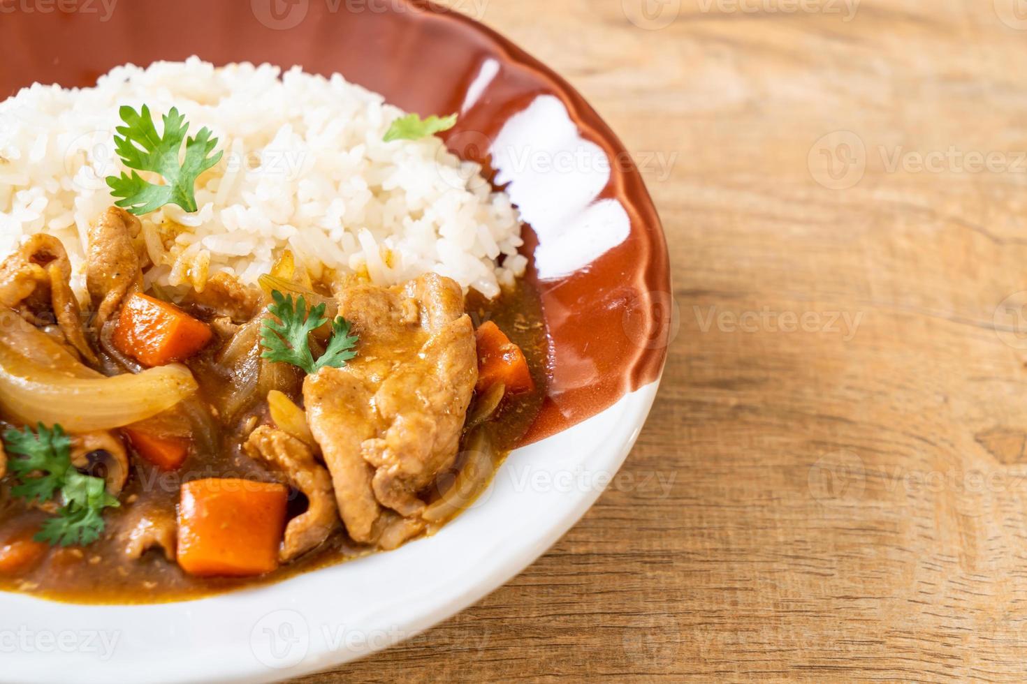 arroz curry japonês com carne de porco fatiada, cenoura e cebola foto