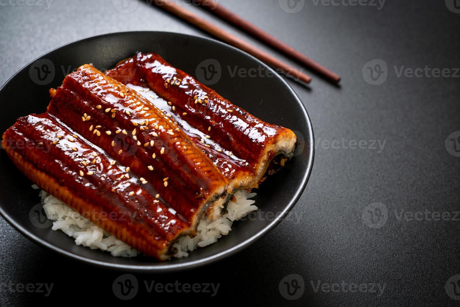 enguia japonesa grelhada com tigela de arroz ou unagi don foto