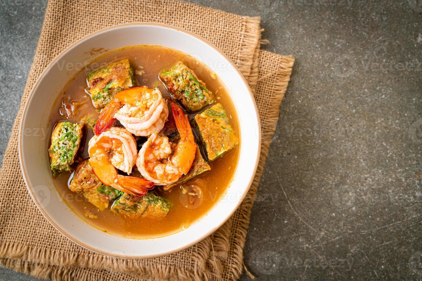 sopa azeda de pasta de tamarindo com camarão e omelete de vegetais foto