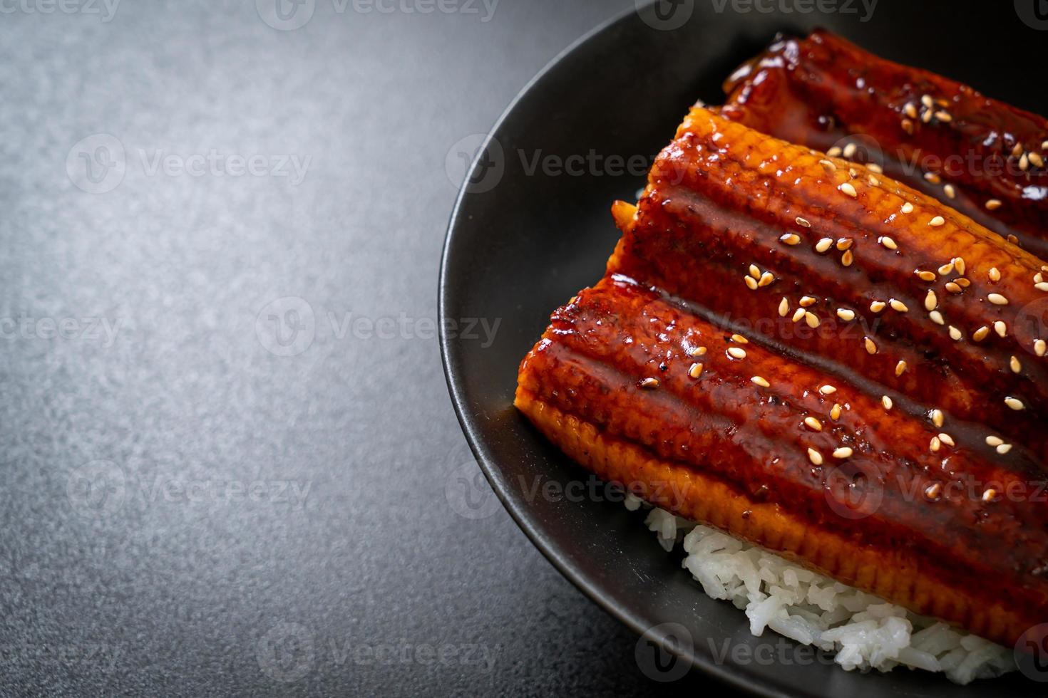 enguia japonesa grelhada com tigela de arroz ou unagi don foto