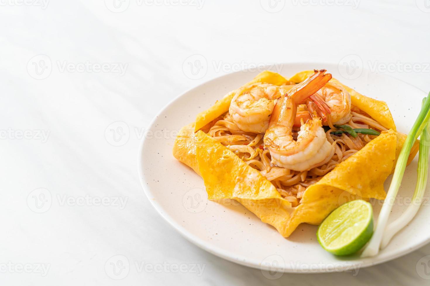 macarrão tailandês frito com camarão e embrulho de ovo foto