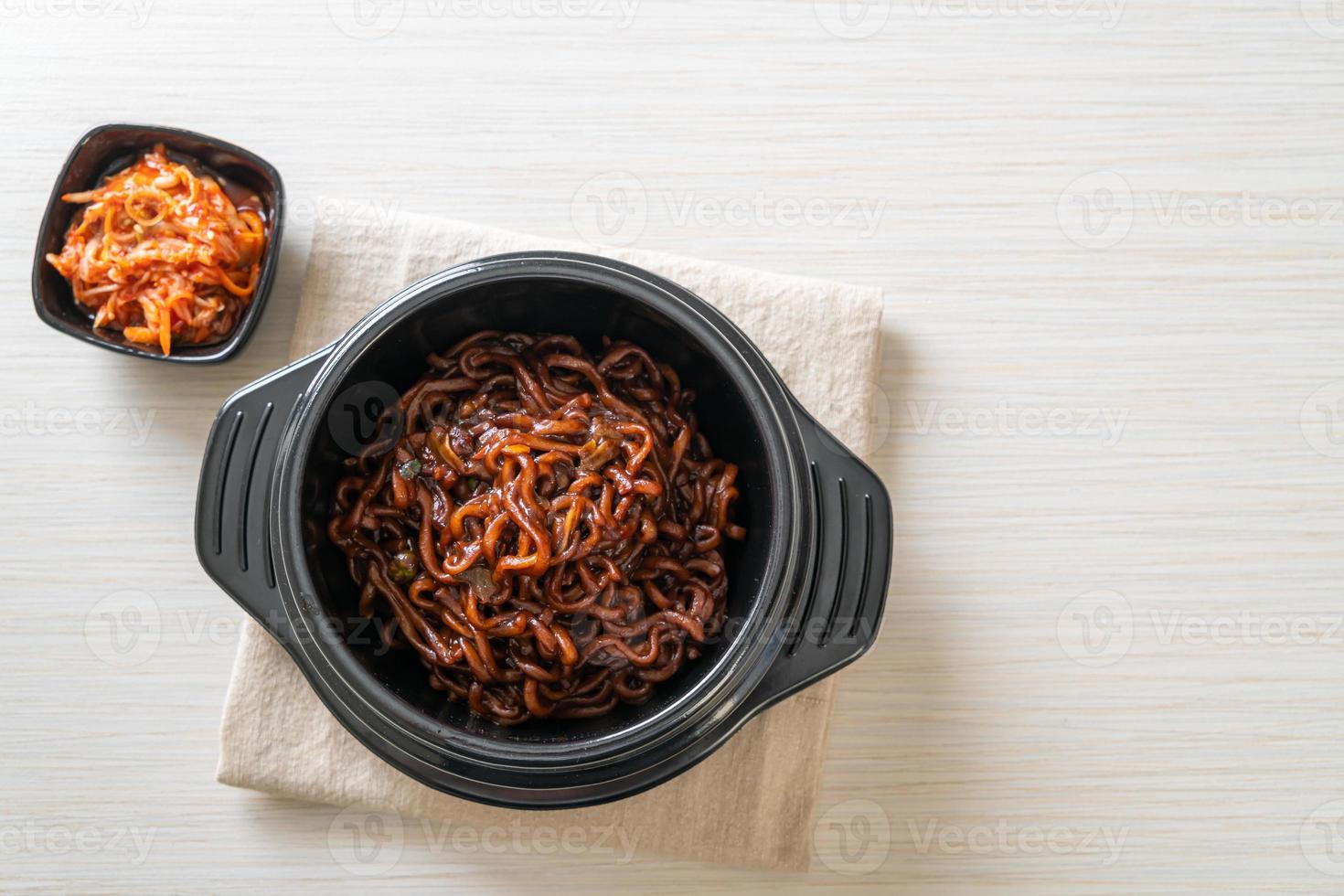 espaguete preto coreano ou macarrão instantâneo com molho de chajung assado foto