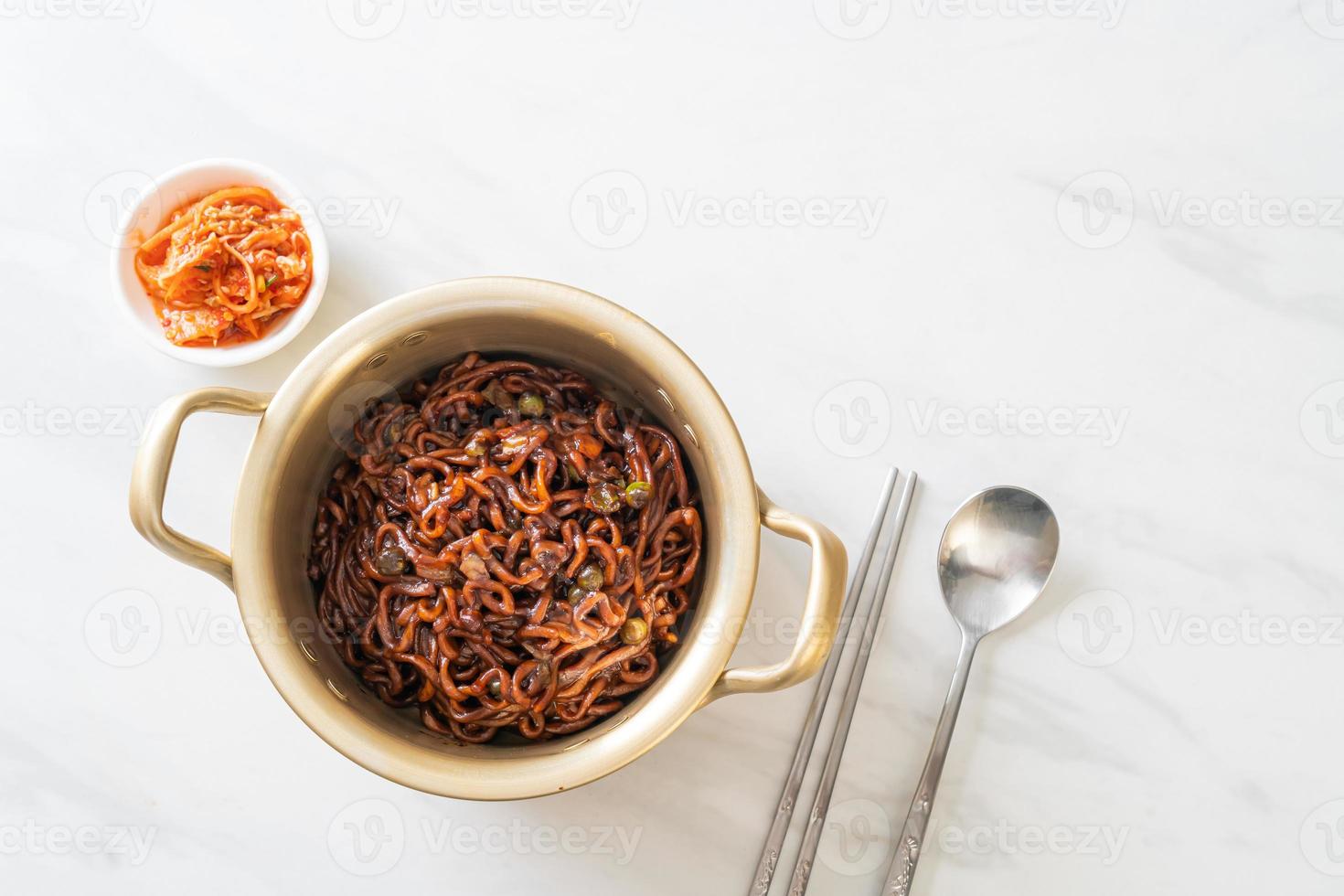 espaguete preto coreano ou macarrão instantâneo com molho de chajung assado foto