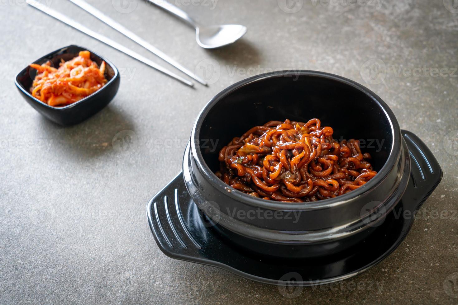 espaguete preto coreano ou macarrão instantâneo com molho de chajung assado foto