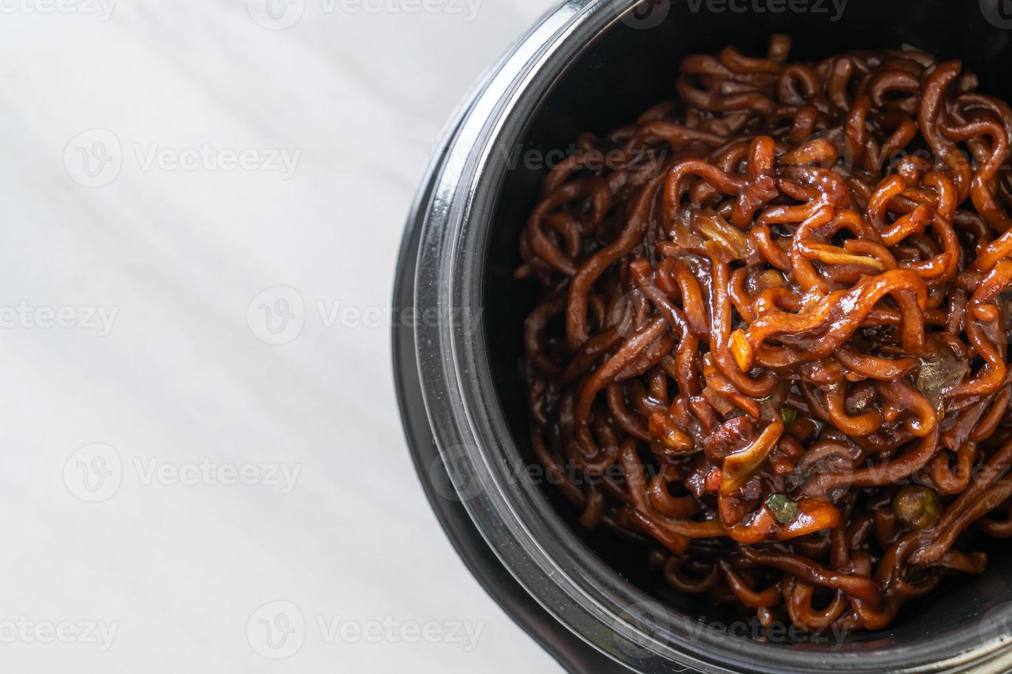 espaguete preto coreano ou macarrão instantâneo com molho de chajung assado foto