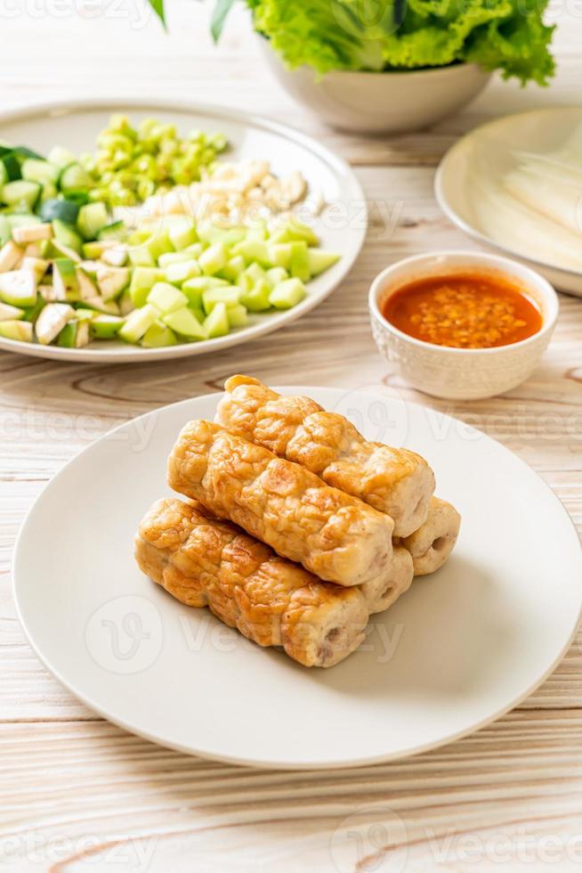 almôndega de porco vietnamita com wraps de vegetais ou nam-neaung ou nham due foto