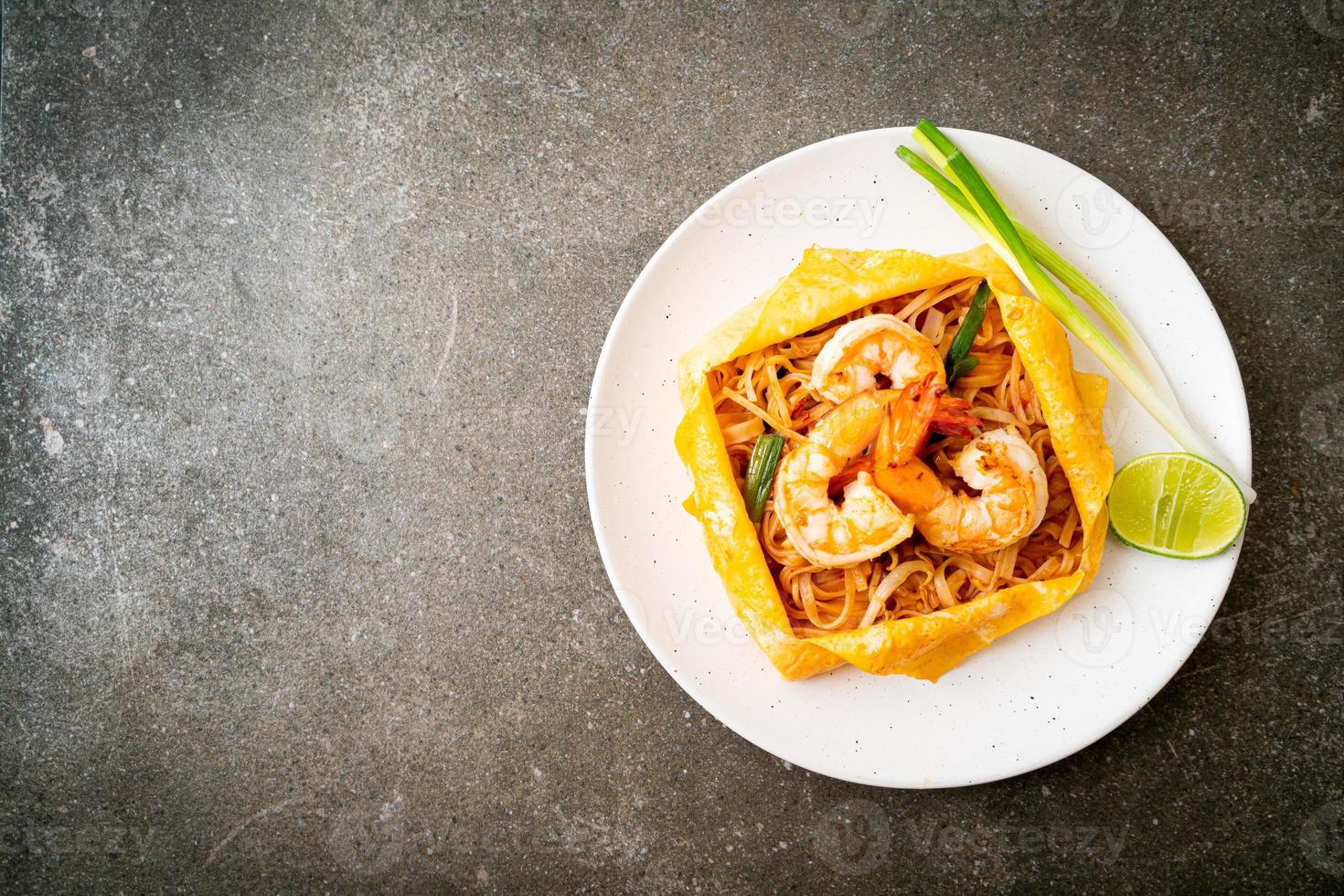 macarrão tailandês frito com camarão e embrulho de ovo foto